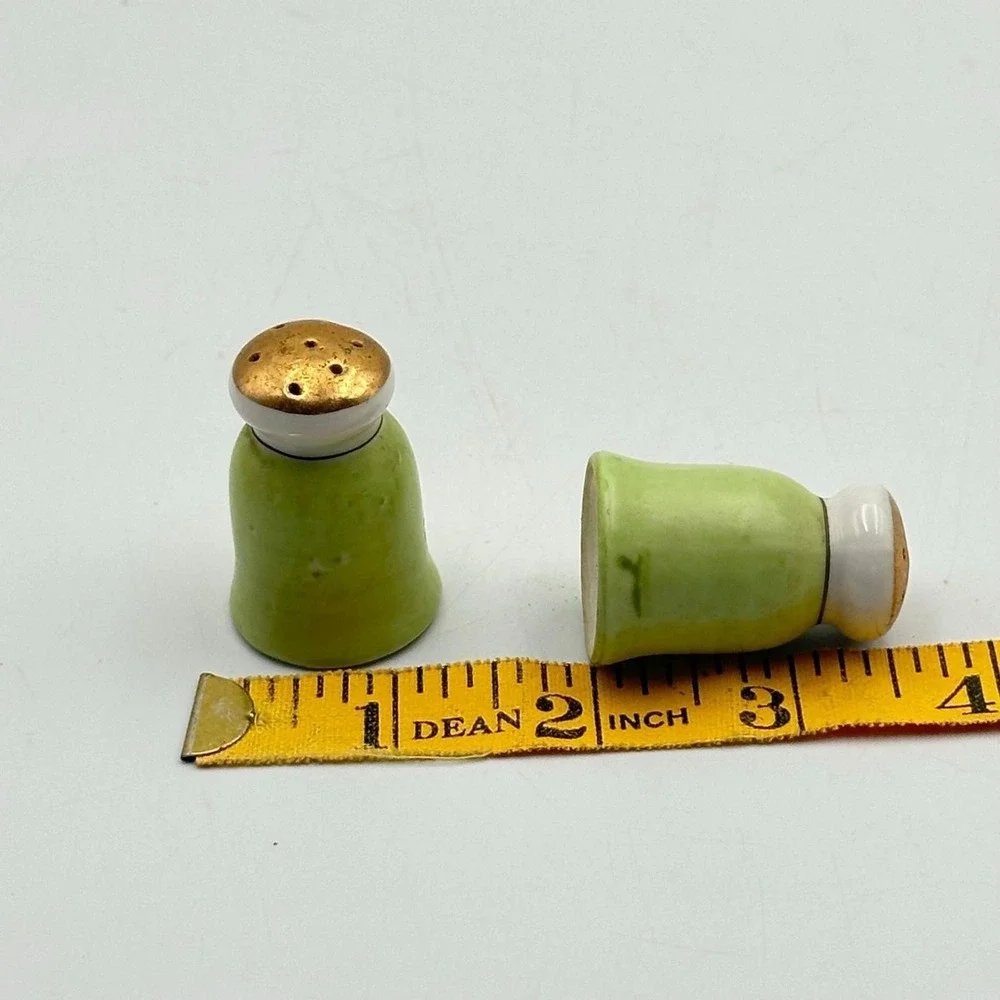 Vintage salt and pepper shakers green gold trim made in Japan‎